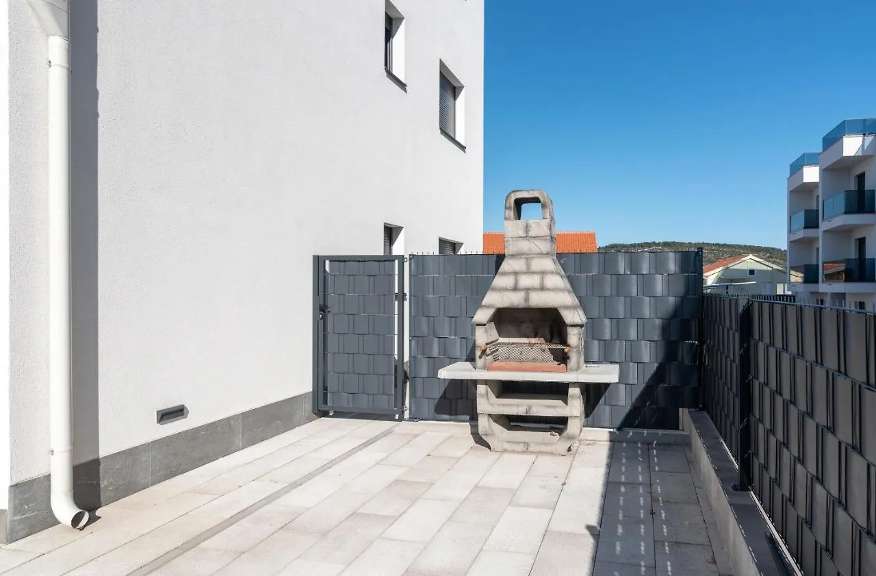 Poolside 2 Bedroom Ap. Mare Trogir