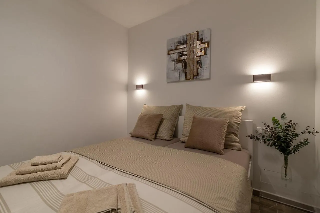Poolside 2 Bedroom Ap. Mare Trogir
