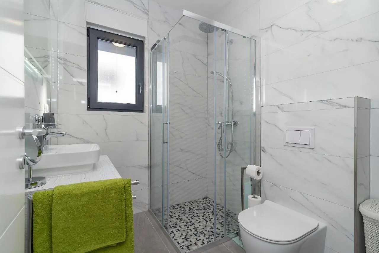 Poolside 2 Bedroom Ap. Mare Trogir Chorvatsko