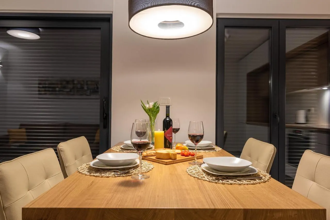 Poolside 2 Bedroom Ap. Mare Trogir 0*,