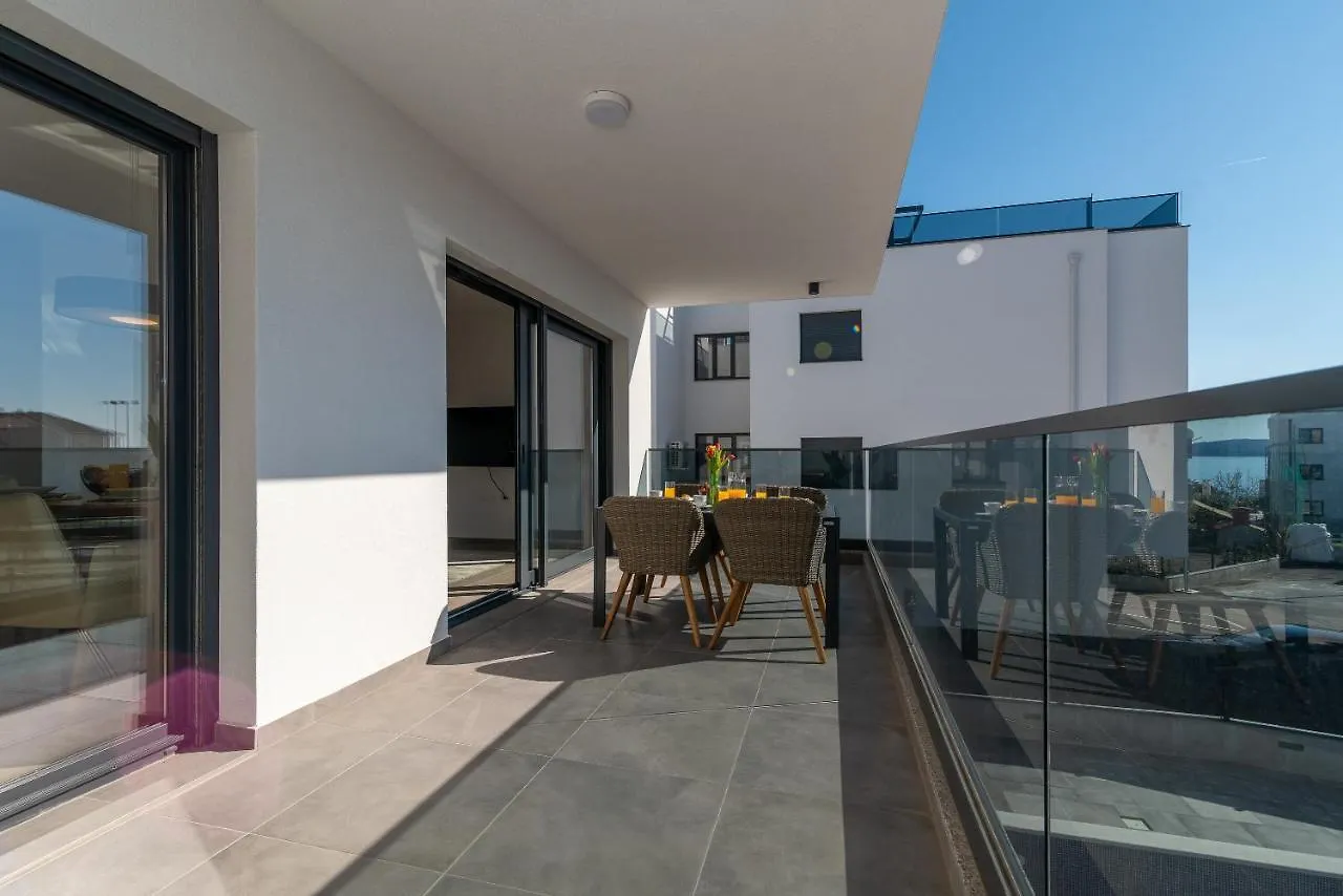 Poolside 2 Bedroom Ap. Mare Trogir