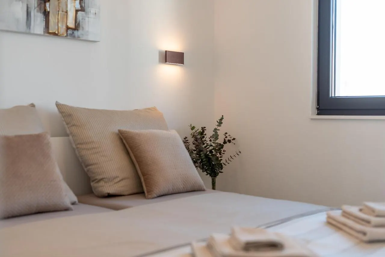 Poolside 2 Bedroom Ap. Mare Trogir 0*,  Chorvatsko