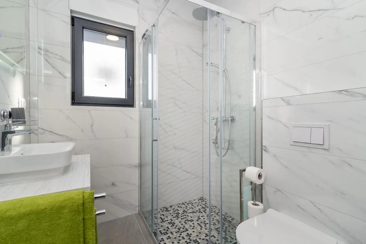 Poolside 2 Bedroom Ap. Mare Trogir 0*,  Chorvatsko